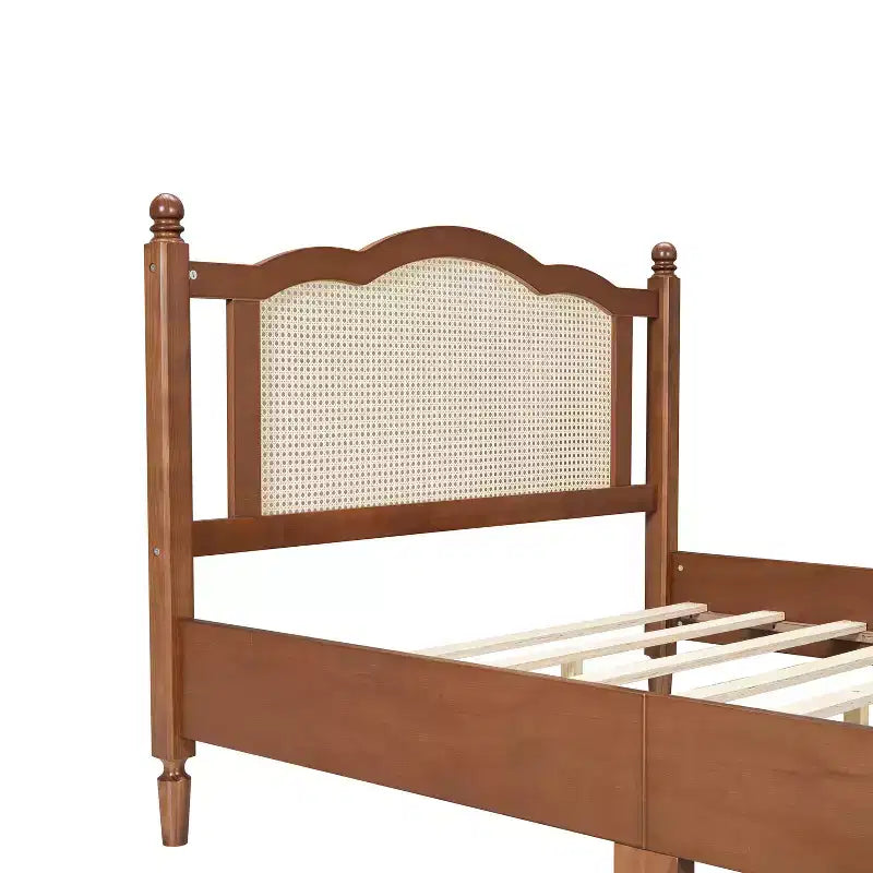 Letto a Piattaforma in Legno a Grandezza Naturale con Testiera in Rattan