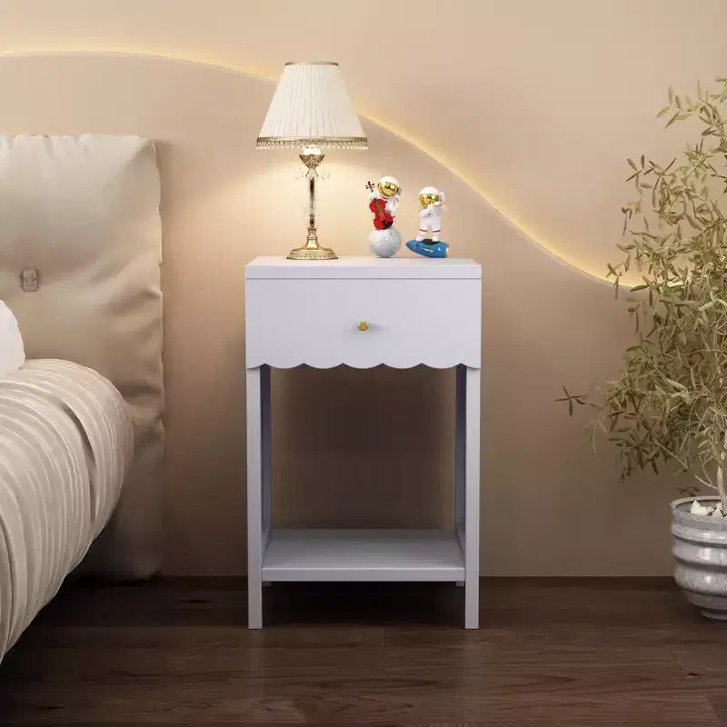 Comodino con Bordo Festonato, Cassetto e Ripiano Aperto – Lilla