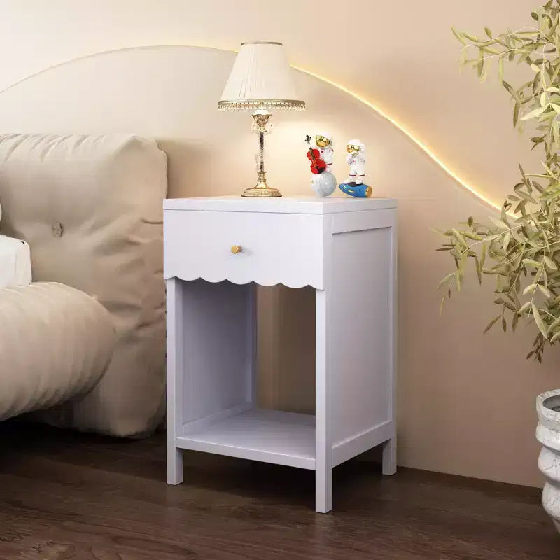 Comodino con Bordo Festonato, Cassetto e Ripiano Aperto – Lilla