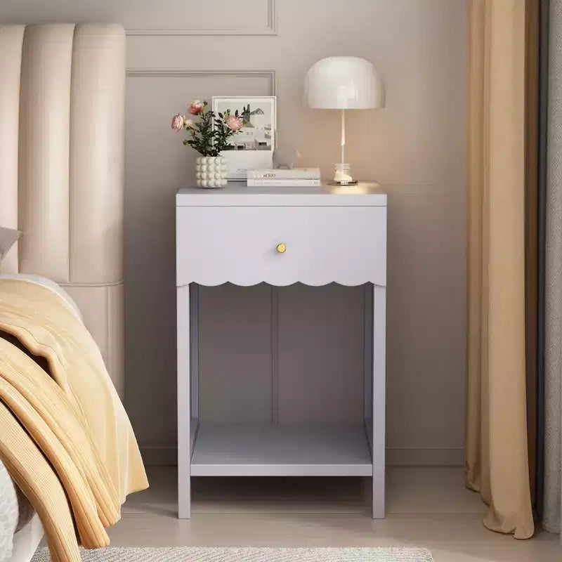 Comodino con Bordo Festonato, Cassetto e Ripiano Aperto – Lilla