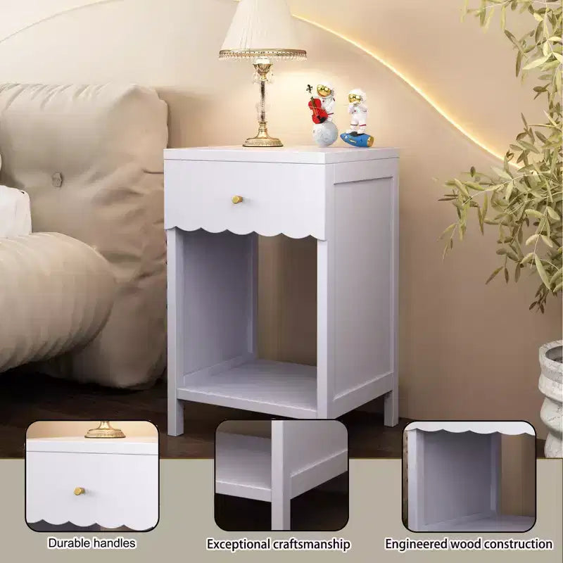 Comodino con Bordo Festonato, Cassetto e Ripiano Aperto – Lilla