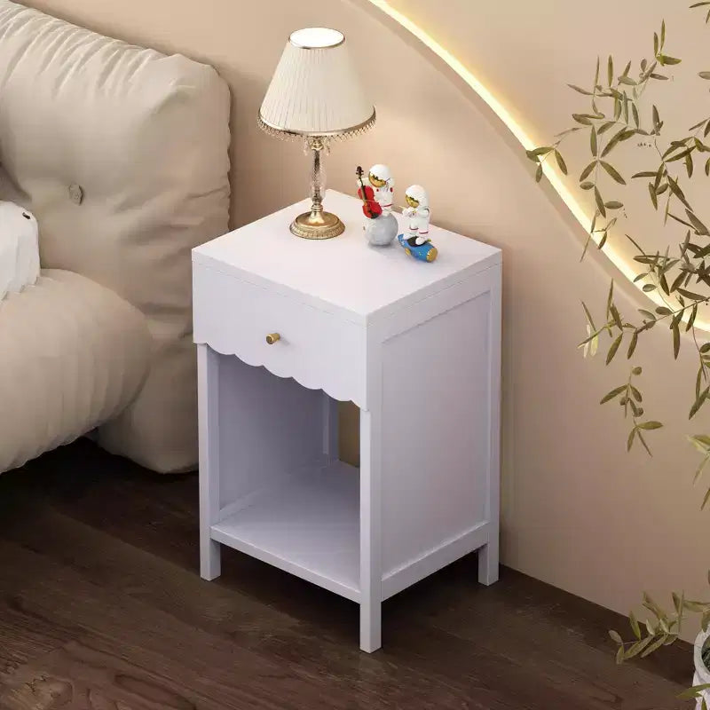 Comodino con Bordo Festonato, Cassetto e Ripiano Aperto – Lilla