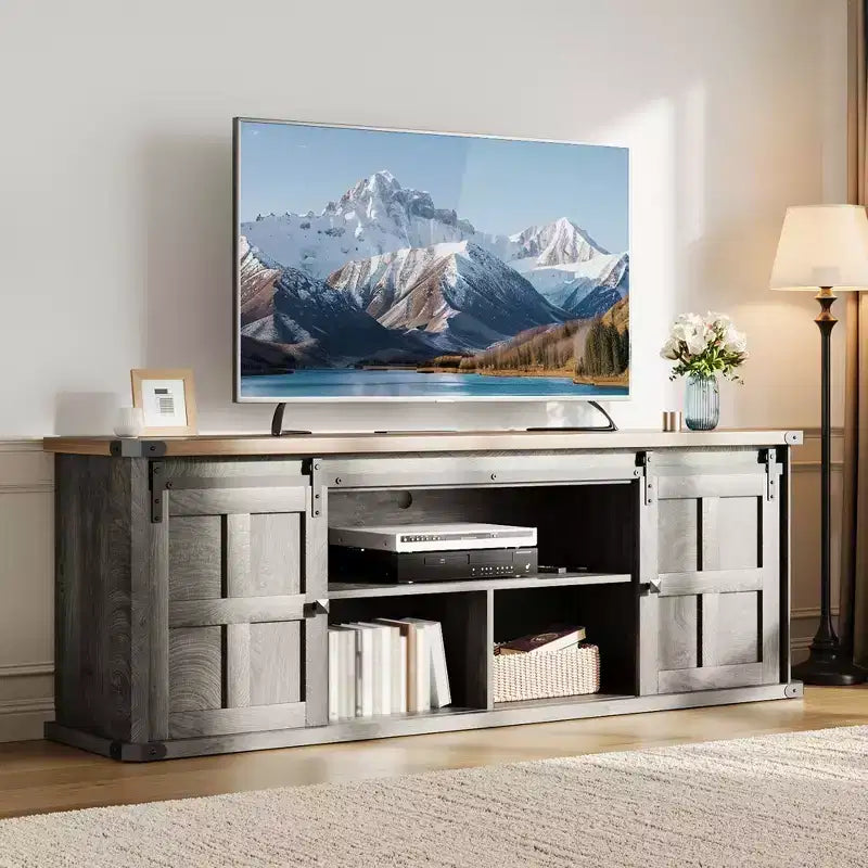 Mobile porta TV rustico con ante scorrevoli a persiana e presa di corrente — Adatto fino a 80"