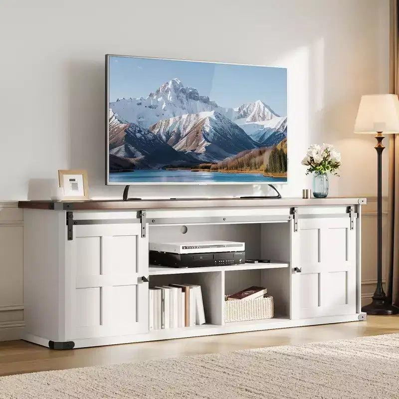 Mobile porta TV rustico con ante scorrevoli a persiana e presa di corrente — Adatto fino a 80"