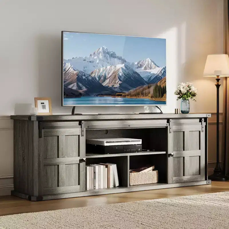 Mobile porta TV rustico con ante scorrevoli a persiana e presa di corrente — Adatto fino a 80"