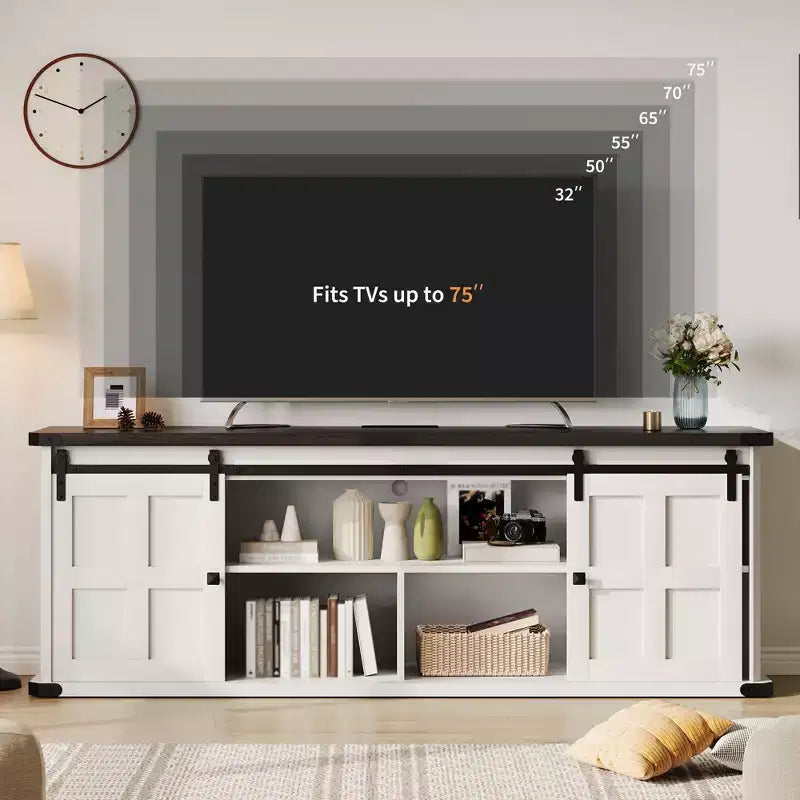 Mobile porta TV rustico con ante scorrevoli a persiana e presa di corrente — Adatto fino a 80"