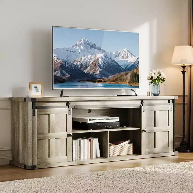 Mobile porta TV rustico con ante scorrevoli a persiana e presa di corrente — Adatto fino a 80"
