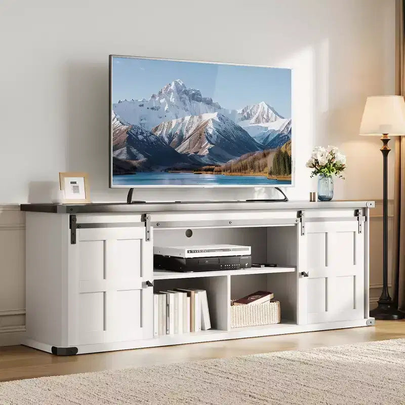 Mobile porta TV rustico con ante scorrevoli a persiana e presa di corrente — Adatto fino a 80"