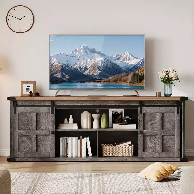 Mobile porta TV rustico con ante scorrevoli a persiana e presa di corrente — Adatto fino a 80"