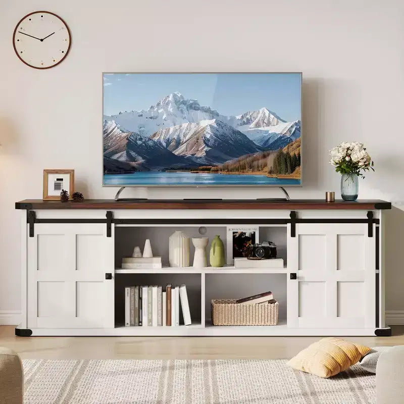 Mobile porta TV rustico con ante scorrevoli a persiana e presa di corrente — Adatto fino a 80"