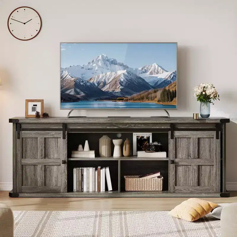 Mobile porta TV rustico con ante scorrevoli a persiana e presa di corrente — Adatto fino a 80"