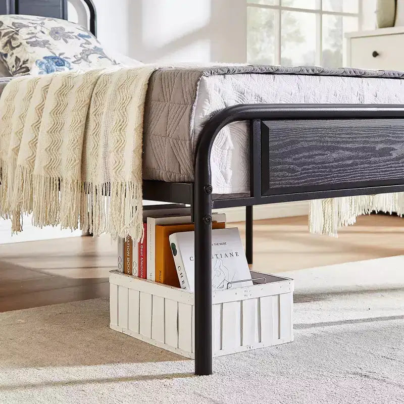 Struttura Letto a Piattaforma in Metallo con Testiera in Legno